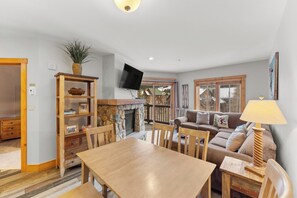 Una televisión, una chimenea, un reproductor de DVD