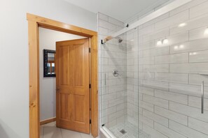 Combined shower/tub, hair dryer, towels, soap - River Run Condo w/ Slope Views from Balcony, Walk To Gondola/Shops/Dining! (Keystone)