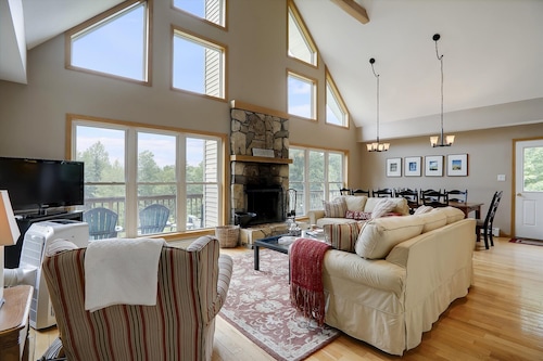 Four Seasons Chalet: 5 br, fireplace, game room, a/c!