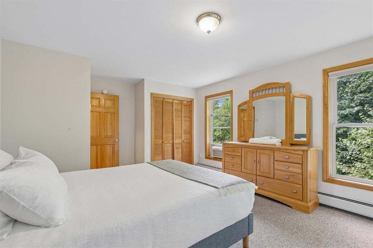5 bedrooms, iron/ironing board, WiFi (free), bed sheets