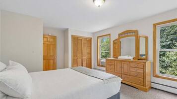 5 bedrooms, iron/ironing board, WiFi (free), bed sheets