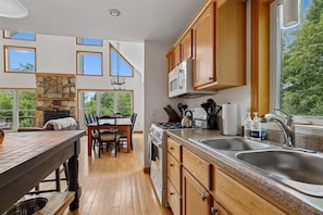Coffee/tea maker, fridge, microwave, oven - Four Seasons Chalet: 5 br, fireplace, game room, a/c! (Waterbury Center)
