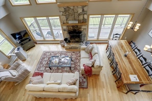 Smart TV, fireplace, video games, DVD player - Four Seasons Chalet: 5 br, fireplace, game room, a/c! (Waterbury Center)