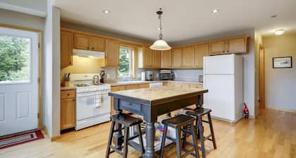 Four Seasons Chalet: 5 br, fireplace, game room, a/c!