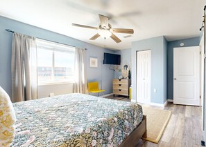 3 bedrooms, free WiFi, bed sheets - Walk to Sandfest , Shared Pool, Board Walk to Beach (Port Aransas)