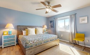 3 bedrooms, free WiFi, bed sheets - Walk to Sandfest , Shared Pool, Board Walk to Beach (Port Aransas)