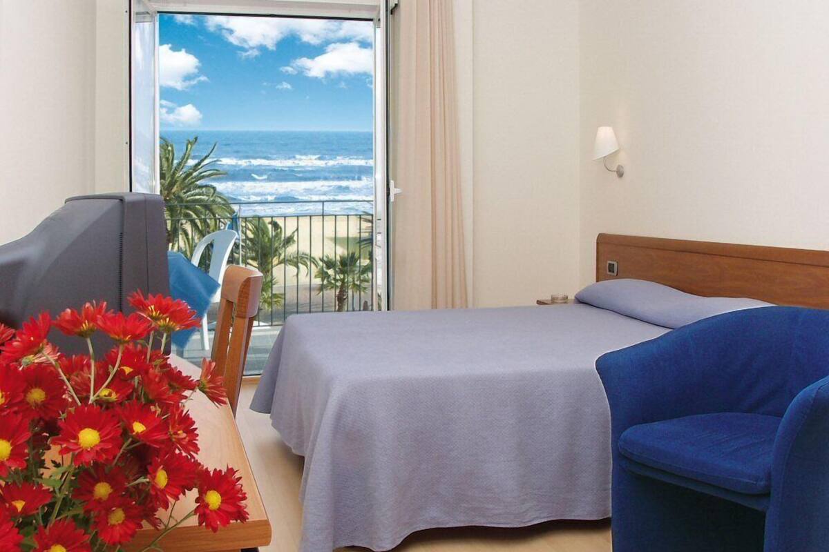 Habitación doble, vista al mar | Ropa de cama de alta calidad y minibar