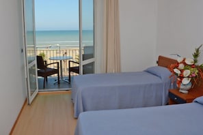 Habitación triple | Ropa de cama de alta calidad y minibar