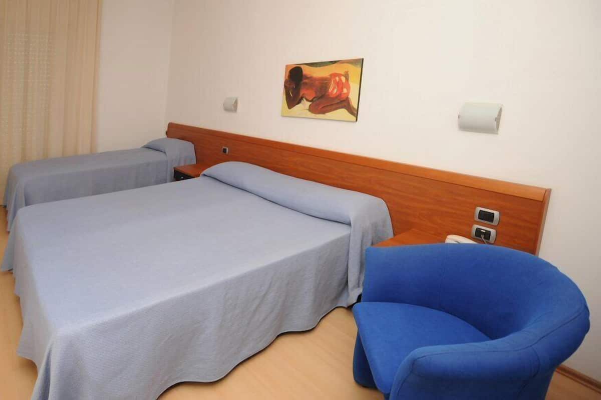 Habitación triple | Ropa de cama de alta calidad y minibar