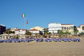 Playa privada, camastros, sombrillas y toallas de playa