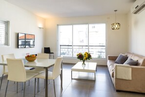 Apartment, 1 Bedroom, 2 Bathrooms, Beachside | City view