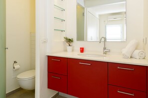 Apartment, 1 Schlafzimmer, 2 Bäder, am Strand | Badezimmer | Dusche, kostenlose Toilettenartikel, Haartrockner, Handtücher
