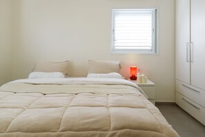 Apartamento, 1 habitación, 2 baños, junto a la playa | 1 dormitorio, cortinas opacas, tabla de planchar con plancha