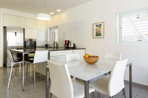 Apartamento, 1 habitación, 2 baños, junto a la playa | Servicio de comidas en la habitación