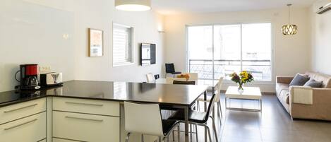 Lejlighed - 1 soveværelse - 2 badeværelser - ved stranden | Privat køkken | Køleskab/fryser i fuld størrelse, mikrobølgeovn, ovn, kogeplade