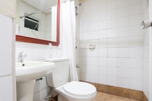 Standard Double Room | Bilik Mandi | Pancuran mandi, kelengkapan dandanan diri percuma, tuala disediakan 