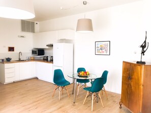 Appartement Affaires, 2 chambres | Cuisine privée | Grand réfrigérateur, micro-ondes, four, plaque de cuisson