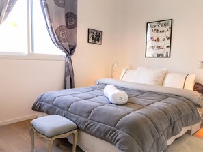 Appartement Affaires, 2 chambres | Rideaux occultants, fer et planche Ă repasser, lit parapluie