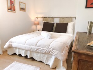 Room - Gordon Beach 2 BR 3rd floor elevator (Tel Aviv)