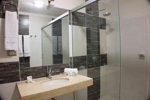 Shower, free toiletries, towels - Hotel BY Armonia SCZ (Santa Cruz)