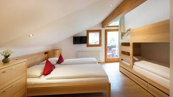 Family Room (FAM 4) | Bathroom | Free toiletries, towels