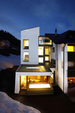 Voorkant accommodatie - avond/nacht