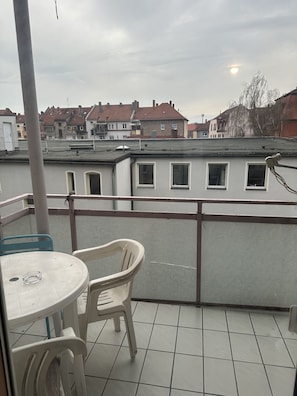 Standard Double Room, Shared Bathroom (Zweibett) | Balcony view - Sultanias Homesharing (Nuremberg)