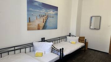 Standard Double Room, Shared Bathroom (Zweibett)