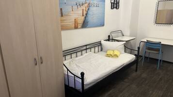 Standard Double Room, Shared Bathroom (Zweibett)