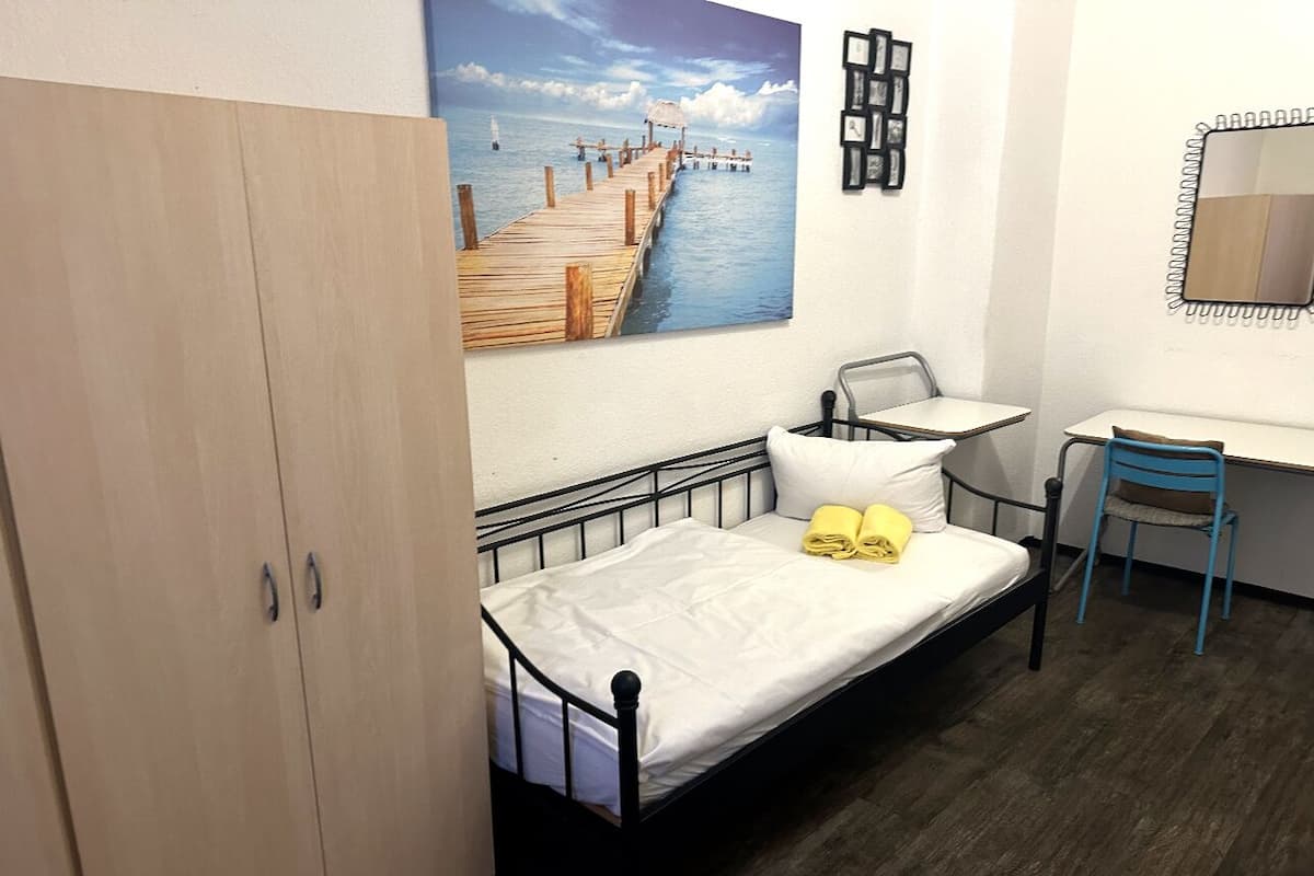 Basic Single Room, Shared Bathroom | Room amenity