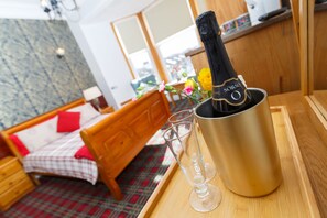 Dobbeltrom – superior, eget bad, byutsikt | Skrivebord, wi-fi (inkludert) og sengetøy