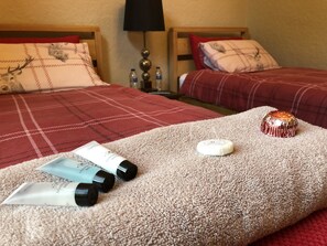 Desk, free WiFi, bed sheets - Castle Walk B&B (Stirling)