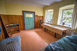 Chambre Standard avec lits jumeaux, salle de bains commune, côté jardin | Wi-Fi gratuit