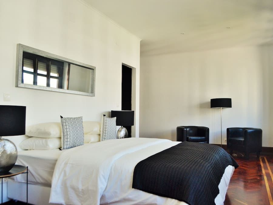 Deluxe Suite | Desk, blackout drapes, soundproofing, iron/ironing board