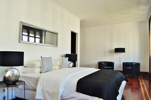 Deluxe Suite | Desk, blackout drapes, soundproofing, iron/ironing board