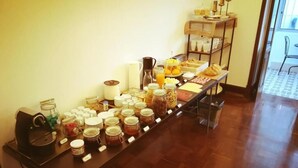 Une table de buffet proposant divers plats et accompagnements.