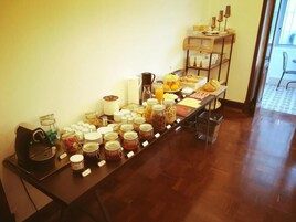 Free daily buffet breakfast