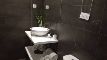 Doccia, set di cortesia gratuito, asciugacapelli, asciugamani