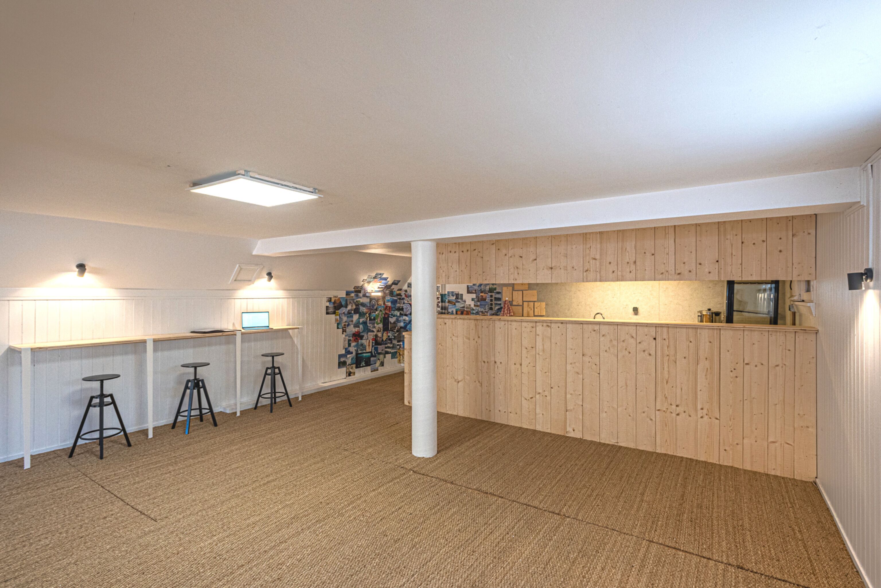 Een moderne keuken met houten kasten, een centraal eiland, barstoelen en een mozaïekwand.