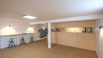 Een moderne keuken met houten kasten, een centraal eiland, barstoelen en een mozaïekwand.