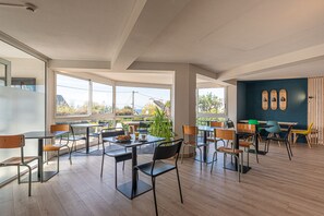 大廳酒吧、露天餐廳、特定日期營業