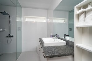 Deluxe 3 Bedrooms Villa | Kylpyhuone | Suihku, sadesuihkupää, ilmaiset hygieniatuotteet, hiustenkuivaaja