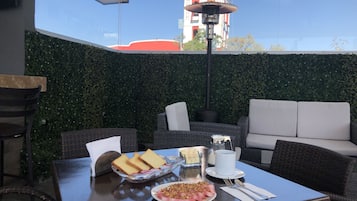 Free daily continental breakfast