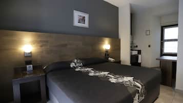 Kamer, 1 kingsize bed | Een kluis op de kamer, een bureau, gratis wifi, beddengoed