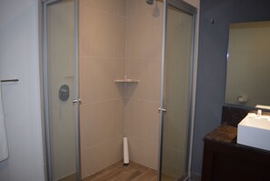 Room, 1 King Bed | Bathroom | Shower, free toiletries, towels - Hotel Sofia (Puebla)