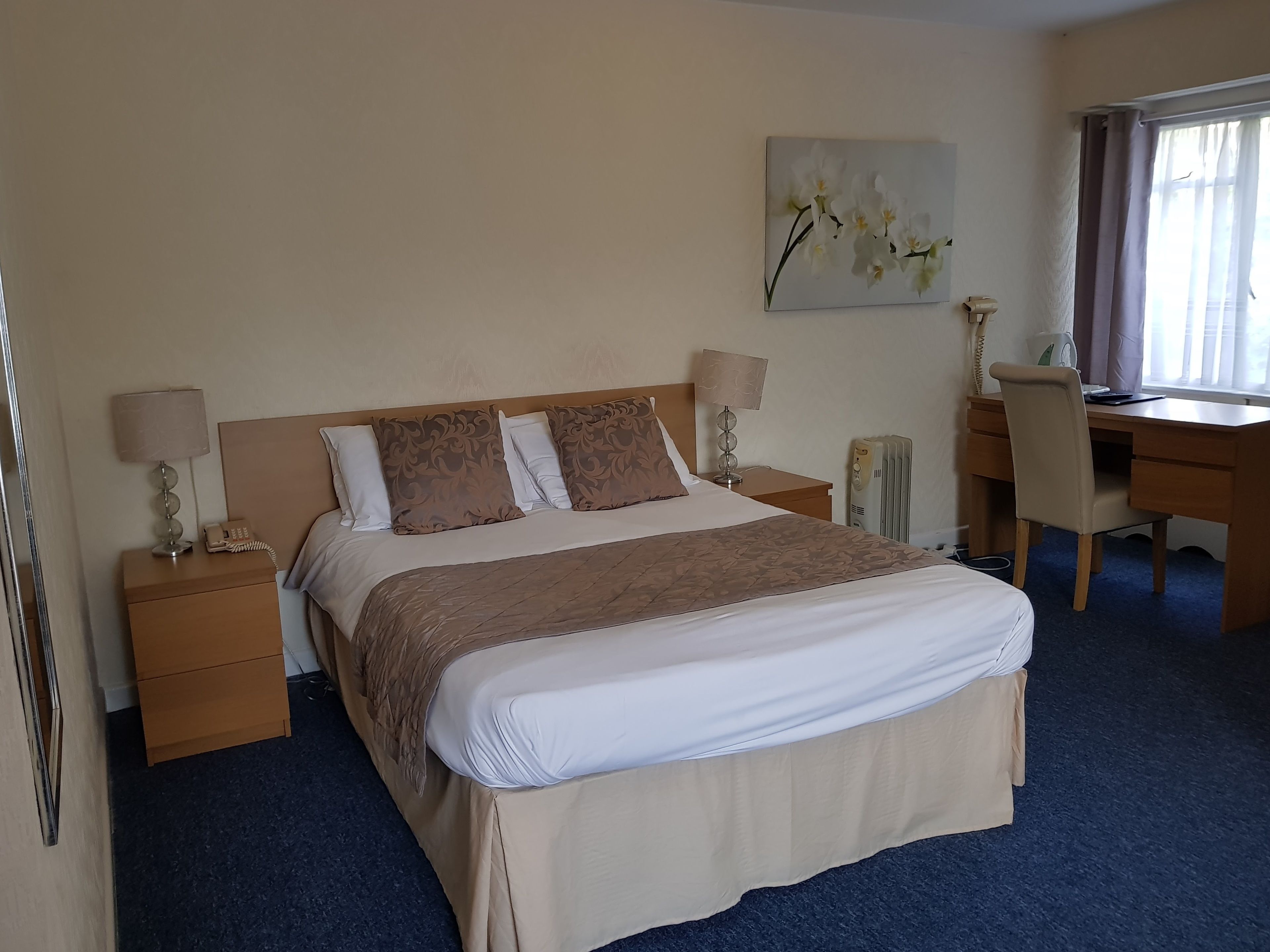 Caja de seguridad en la habitación y escritorio 