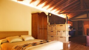 Une chambre à coucher avec un lit en bois, une armoire en bois et une horloge murale.