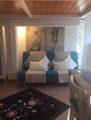 Basic-Apartment, Gartenblick | Wohnbereich | Flachbildfernseher