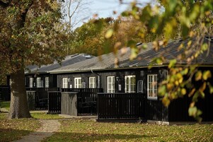 Casa de campo superluxo, 2 quartos, cozinha, no jardim | Roupas de cama antialérgicas, escrivaninha, cortinas blackout