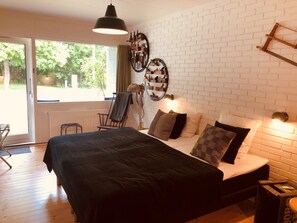 Basic-Doppel- oder -Zweibettzimmer, 2 Einzelbetten, Terrasse | Wohnzimmer | Flachbildfernseher